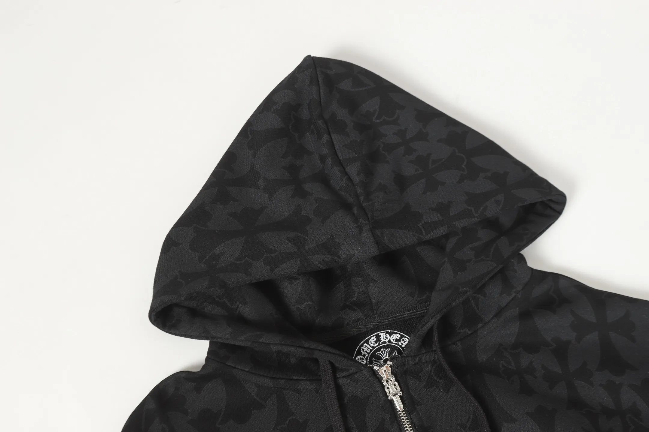 P290 Cross-border running quantity model, please do not place an order if you pursue quality - Chrome Hearts/Chrome Hearts Sanskrit dark pattern all-over printed cross ✝️ Printed zipper sweatshirt cardigan jacket - High weight, high density and high quality. The wool is soft, delicate and skin-friendly. Soft and silky to the touch. Warmth and skin-friendly. - Custom-woven and dyed with no color difference. No matter the fabric or workmanship details, it beats the ordinary version on the market - Hardware zipper accessories are all customized, full of details - Color: black -Size: S M L XL